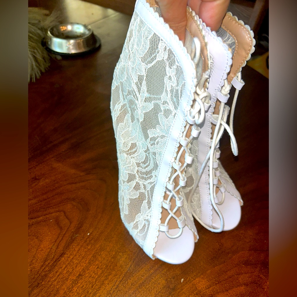 Sz 7 White Lace Heels, Lace Up. No Wear. Wedding, Pictures, Etc.